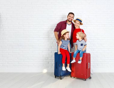kavram seyahat ve Turizm. bavul w yakınındaki ile mutlu aile