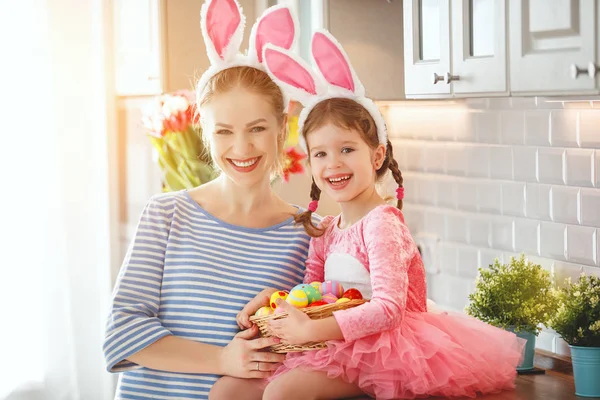 Счастливой Пасхи! семья мать и ребенок дочь с ушами заяц ж — стоковое фото