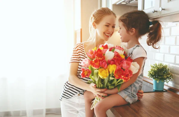 Glad mors dag! barn dotter ger mor en bukett av f — Stockfoto