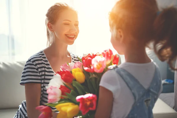 Gelukkige moederdag! kind dochter geeft moeder een boeket van f — Stockfoto