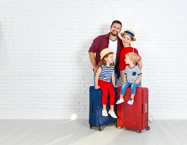 Έννοια ταξιδιών και του τουρισμού. ευτυχισμένη οικογένεια με βαλίτσες κοντά w — Φωτογραφία Αρχείου