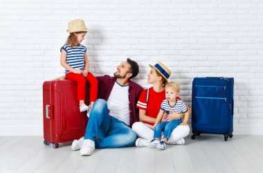 kavram seyahat ve Turizm. bavul w yakınındaki ile mutlu aile
