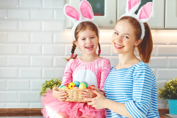 ¡Feliz Pascua! familia madre e hija hija con orejas liebre ge — Foto de Stock