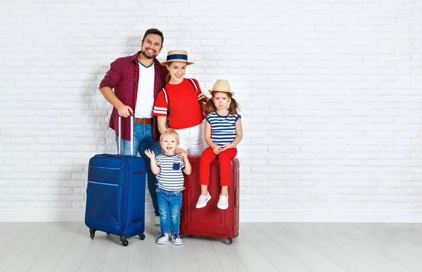 Έννοια ταξιδιών και του τουρισμού. ευτυχισμένη οικογένεια με βαλίτσες κοντά w — Φωτογραφία Αρχείου