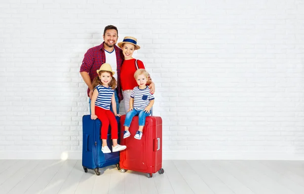 概念旅行和旅游业。快乐家庭与手提箱在 w 附近 — 图库照片