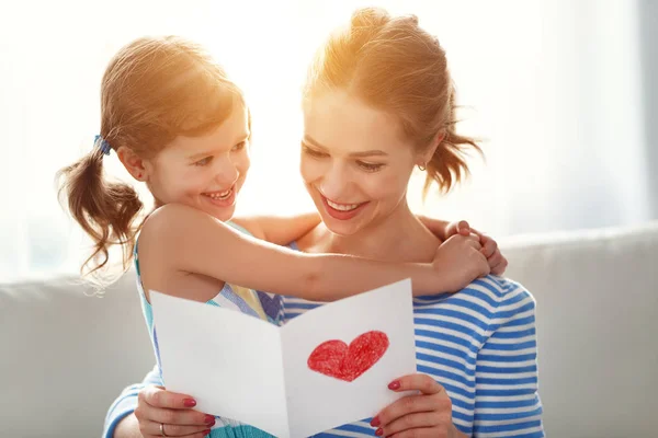 Happy mother's day! Córka dziecko gratuluje mamusie i daje — Zdjęcie stockowe