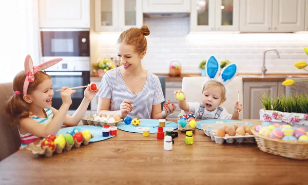 复活节快乐!家庭母亲和儿童为 holida 油漆鸡蛋 — 图库照片