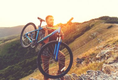 Bisiklete binme. doğa dağlarda bisikletle ile genç adam  