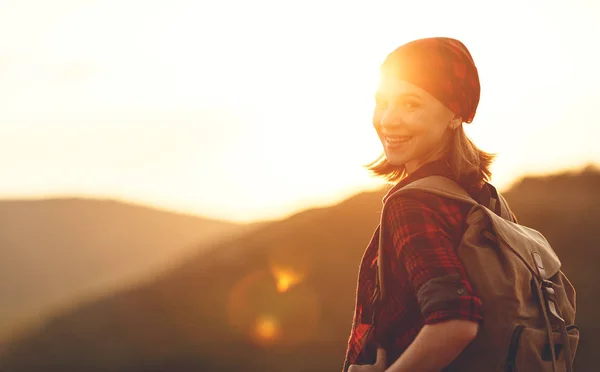 Vrouw toeristische op top van berg bij zonsondergang buiten tijdens wandeling — Stockfoto