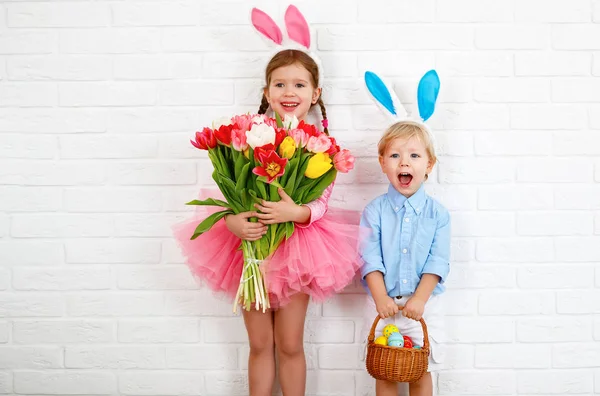 ¡Feliz Pascua! divertido divertido divertido niños con orejas liebre conseguir leer — Foto de Stock