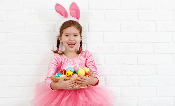 ¡Feliz Pascua! niña divertida con orejas de conejo y cesta de — Foto de Stock