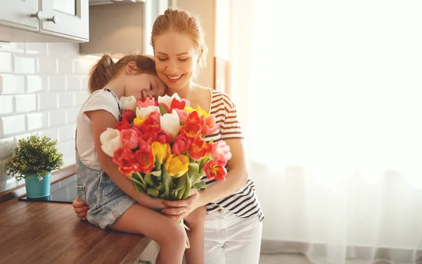 Feliz Dia da Mãe! filha criança dá à mãe um buquê de f — Fotografia de Stock