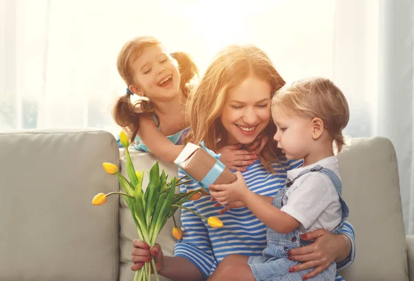 Boldog anyák napja! Gyermekek moms gratulál, és ad neki egy — Stock Fotó