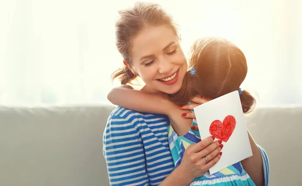 Gelukkige moederdag! Kind dochter feliciteert moeders en geeft — Stockfoto