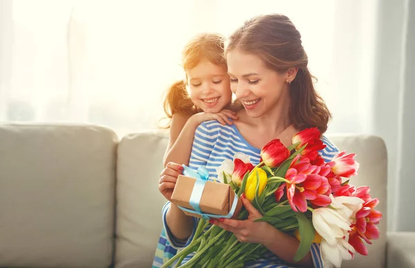 Gelukkige moederdag! kind dochter geeft moeder een boeket van f — Stockfoto