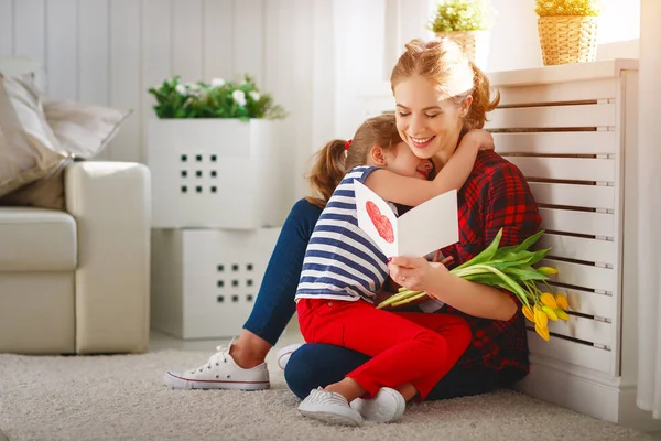 Glücklicher Muttertag! Tochter gratuliert Müttern und schenkt — Stockfoto