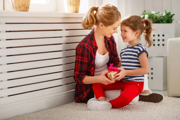 Happy mother's day! Córka dziecko gratuluje mamusie i daje — Zdjęcie stockowe