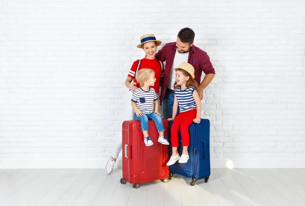Concept voyage et tourisme. famille heureuse avec valises près w — Photo