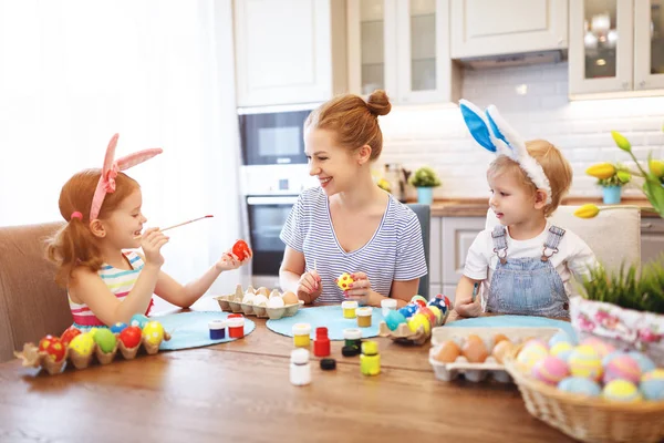 Buona Pasqua! famiglia madre e figli dipingere uova per holida — Foto Stock