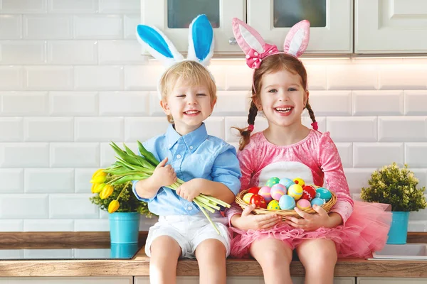 ¡Feliz Pascua! divertido divertido divertido niños l con orejas liebre llegar rea — Foto de Stock