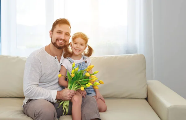 Vader en kind dochter met een boeket van bloemen — Stockfoto