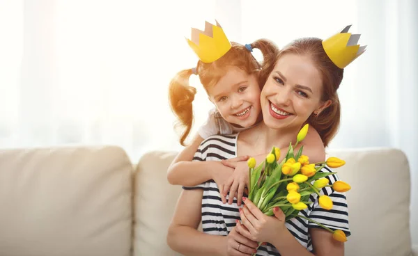 Hari ibu bahagia! ibu dan anak perempuan di mahkota dan dengan — Stok Foto