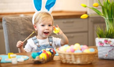 Mutlu Paskalyalar! Çocuk yumurta boyalar