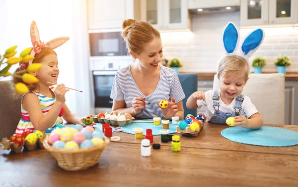 Счастливой Пасхи! семья мать и дети красят яйца для holida — стоковое фото