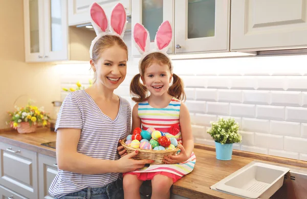 ¡Feliz Pascua! familia madre e hija hija con orejas liebre ge —  Fotos de Stock