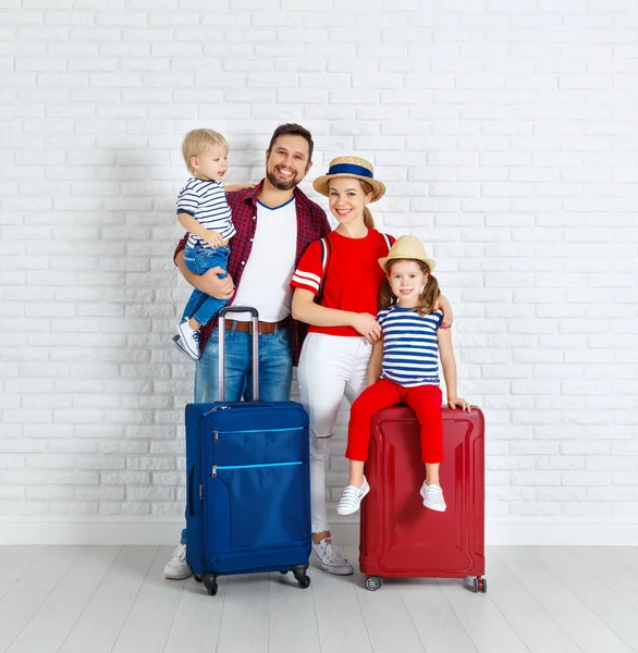 概念旅行和旅游业。快乐家庭与手提箱在 w 附近 — 图库照片