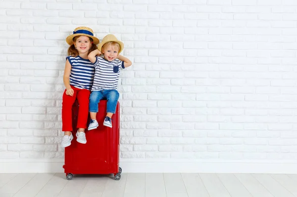 快乐的孩子带着手提箱去旅行 — 图库照片