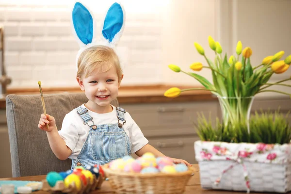 Happy easter! child paints eggs — Stock Photo, Image
