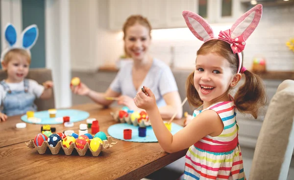 Feliz Páscoa! família mãe e filhos pintar ovos para holida — Fotografia de Stock