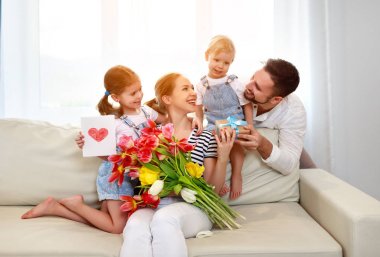 mutlu anneler günü! Baba ve çocuk anne h üzerinde tebrik