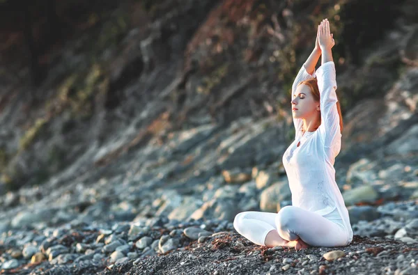 Kadın yoga uygulamaları ve gün batımı b lotus pozisyonda derin derin düşünür — Stok fotoğraf