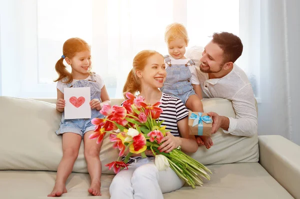 Felice festa della mamma! padre e figli si congratulano con la madre per h — Foto Stock