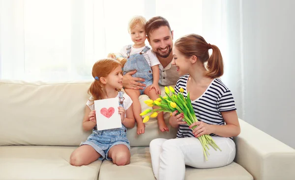 Gelukkige moederdag! vader en kinderen feliciteer moeder op h — Stockfoto