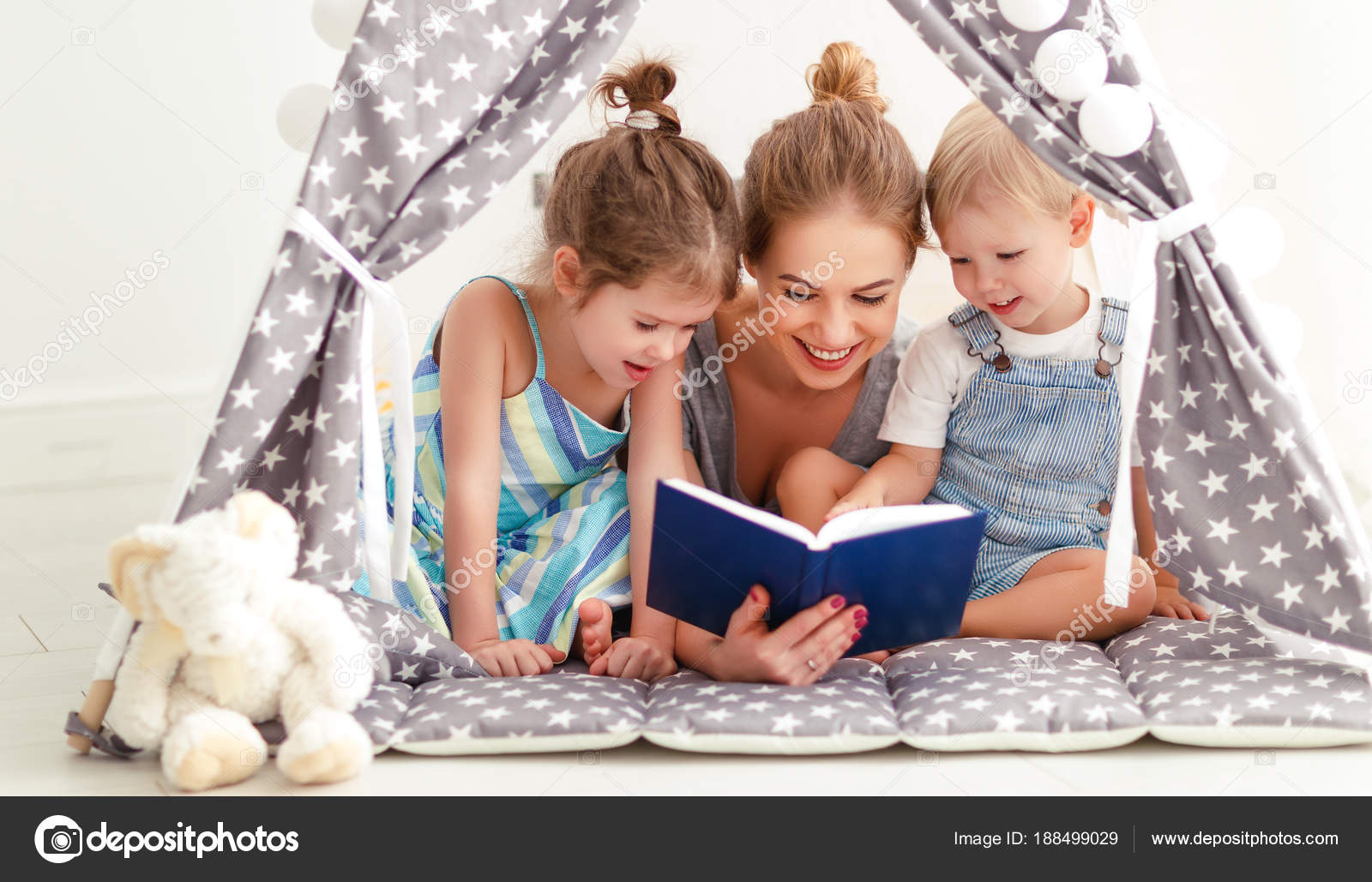 Картинки мама читает книгу ребенку