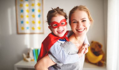 bir süper kahraman kılık maske ve kırmızı pelerini ile kız çocuk 