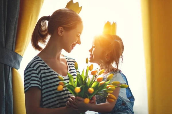 Щасливий день матері! мати і дочка в коронках і з — стокове фото