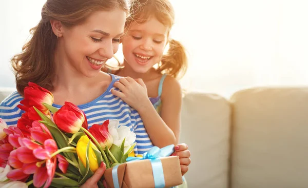 Feliz Dia da Mãe! filha criança dá à mãe um buquê de f — Fotografia de Stock