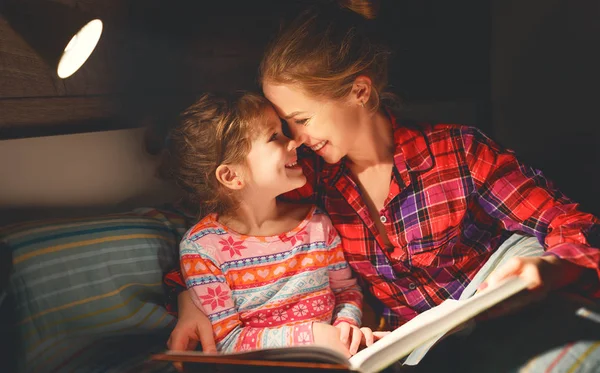 Madre y el niño leyendo libro en la cama antes de ir a dormir — Foto de Stock