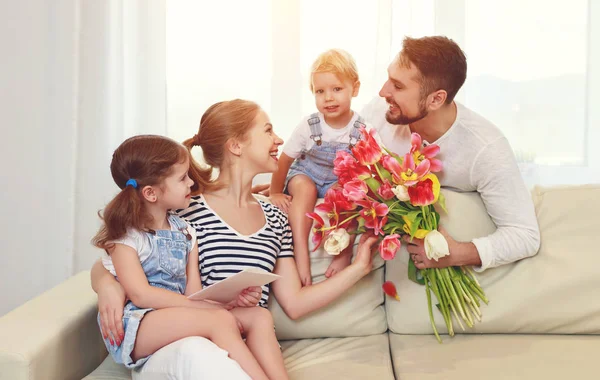 Gelukkige moederdag! vader en kinderen feliciteer moeder op h — Stockfoto