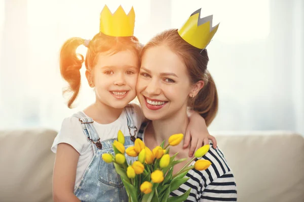 Щасливий день матері! мати і дочка в коронках і з — стокове фото