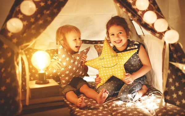 Lycklig familj barn bror och syster spela, skratta och krama jag — Stockfoto