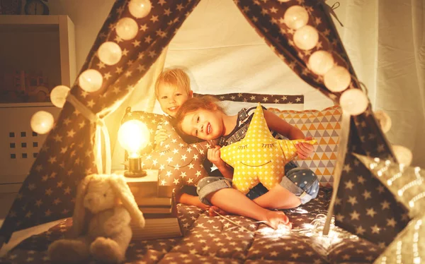 Glückliche Familienkinder Bruder und Schwester spielen, lachen und umarmen i — Stockfoto