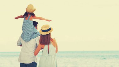 mutlu aile anne, baba, çocuk deniz gezisi