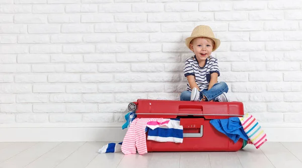 Concetto di viaggio. felice bambino divertente ragazzo con valigia — Foto Stock