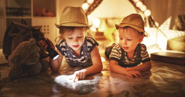 komik çocuk turistik el feneri ve Dünya Haritası ve backp ile