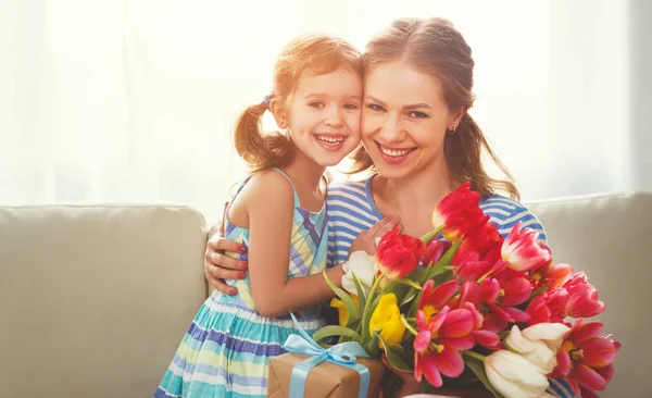 Feliz Dia da Mãe! filha criança dá à mãe um buquê de f — Fotografia de Stock